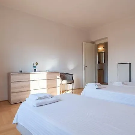 Astoria Apartment Split